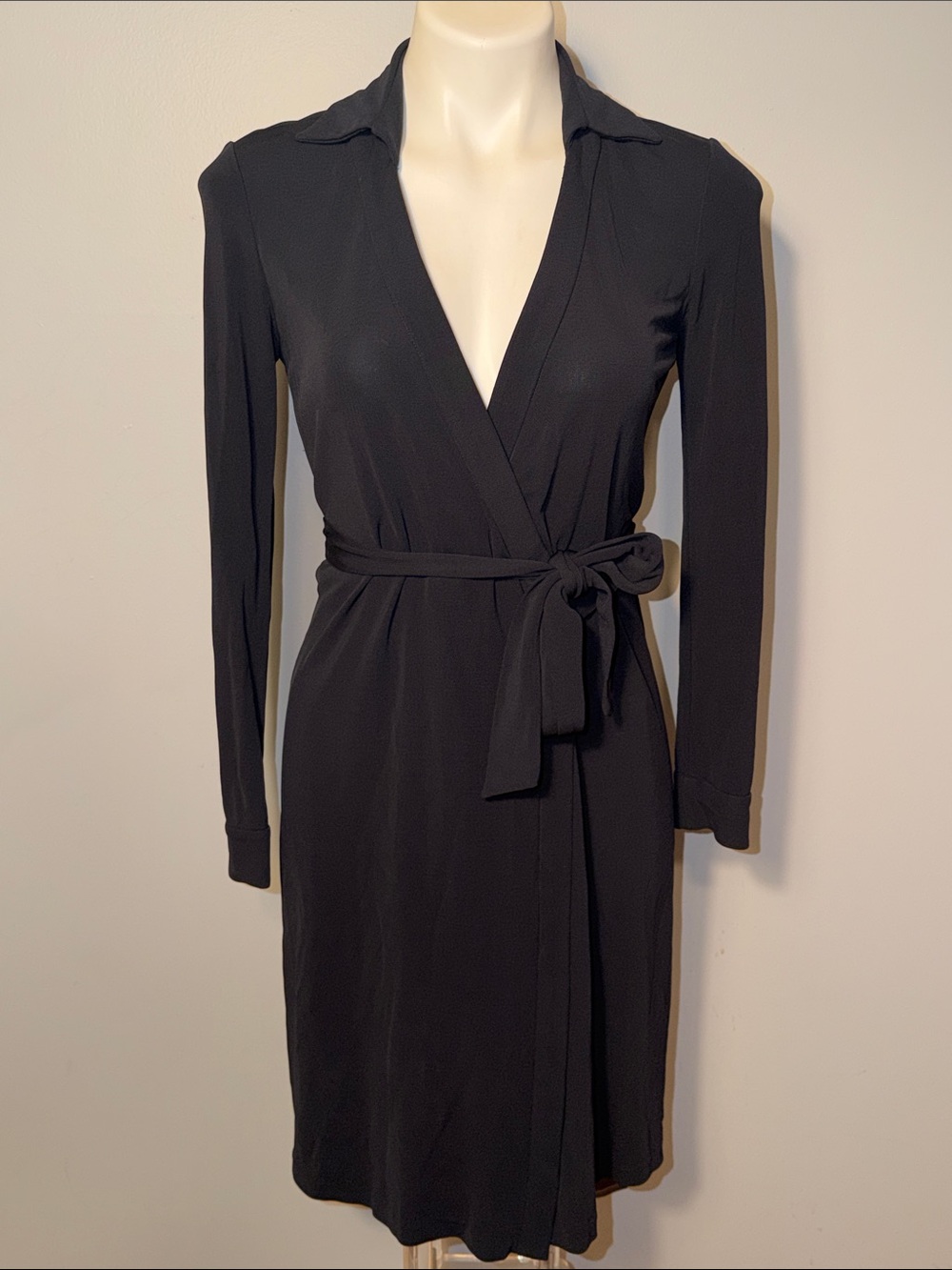 Diane Von Furstenberg New Jeanne Two ladies black wrap dress. Size 2
